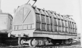 Wagon towarowy na bocznicy w Hucie Warszawa, 1983. Fot. J....